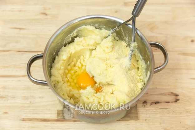 Потолочь картофель с яйцом
