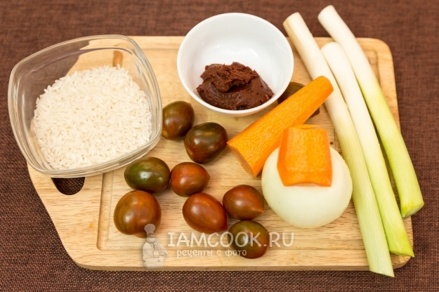 Ингредиенты для тушеного лука-порея с рисом и овощами