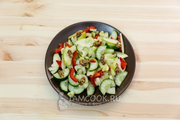Фото салата с сельдереем, яблоком и овощами