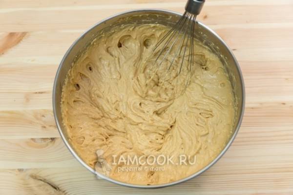 Взбить сметану со сгущенкой и сливочным сыром
