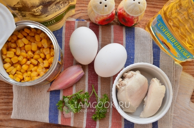 Ингредиенты для салата с яичными блинчиками и кукурузой