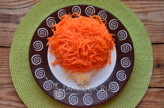 Положить слой моркови
