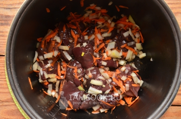 Положить в мультиварку печень, лук и морковь
