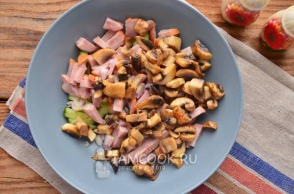 Салат с грибами, ветчиной и кукурузой. Пошаговый рецепт с фото