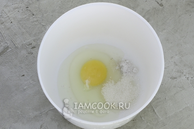 Соединить яйцо с солью и сахаром