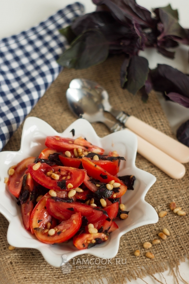 Рецепт салата из помидоров, красного базилика и кедровых орешков