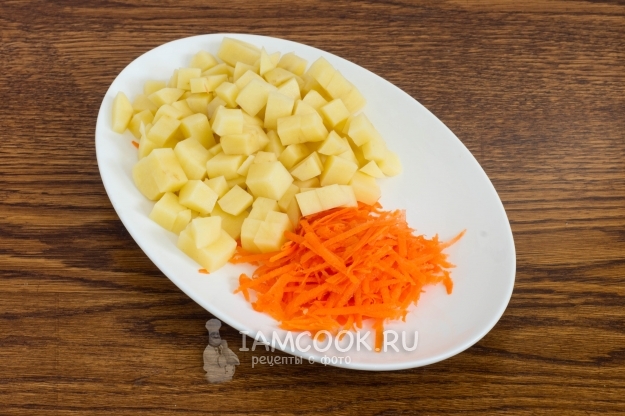 Измельчить картофель и морковь