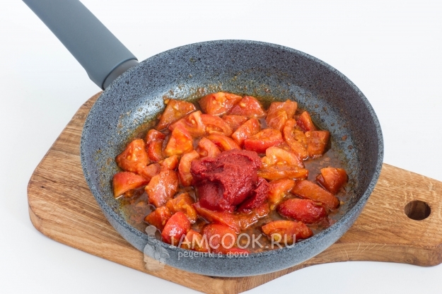 Положить к помидорам томатную пасту