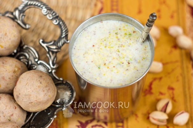 Рецепт масалы дудх (молоко с шафраном и фисташками)