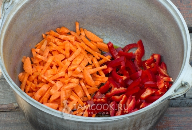 Положить морковь и перец