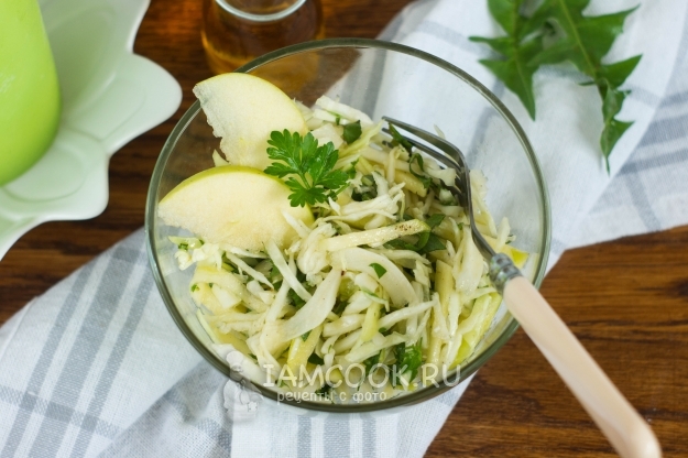 Рецепт салата из одуванчиков, капусты и яблок