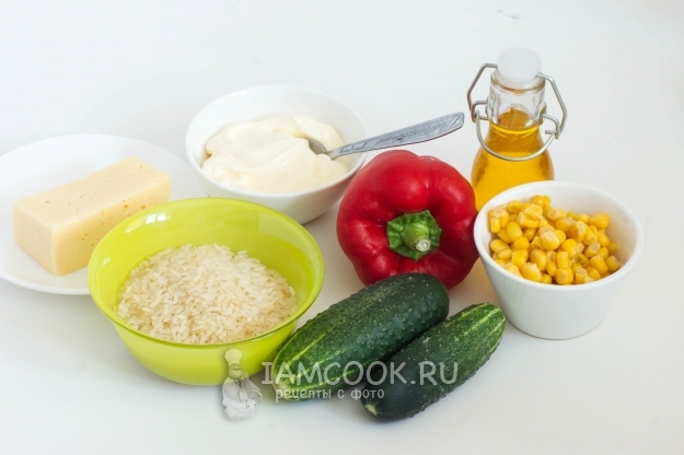 Ингредиенты для рисового салата с огурцами и перцем