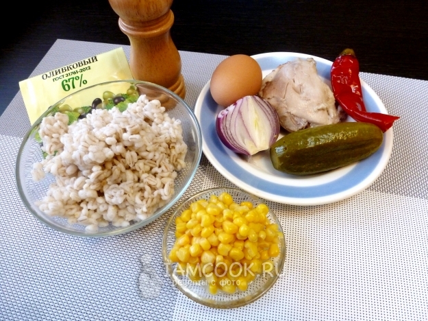 Ингредиенты для салата с перловкой, курицей и кукурузой