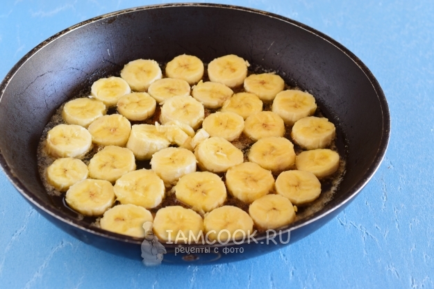 Положить бананы в карамель