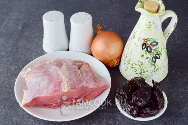 Ингредиенты для тушеной телятины с черносливом в сковороде