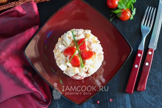 Фото салата с курицей, помидорами, сыром и яйцами