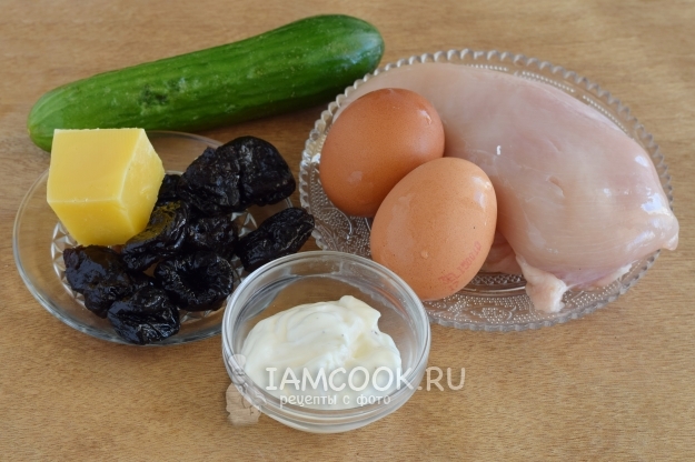 Ингредиенты для салата «Дамский каприз» с курицей и черносливом