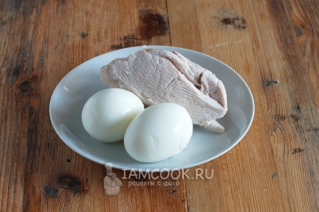 Сварить куриное филе и яйца