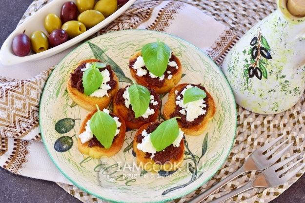 Рецепт тостов с оливковой пастой и сыром фета