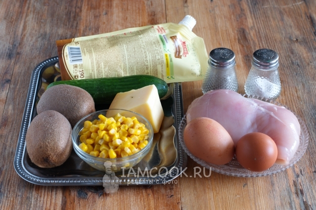 Ингредиенты для салата с киви, курицей и сыром