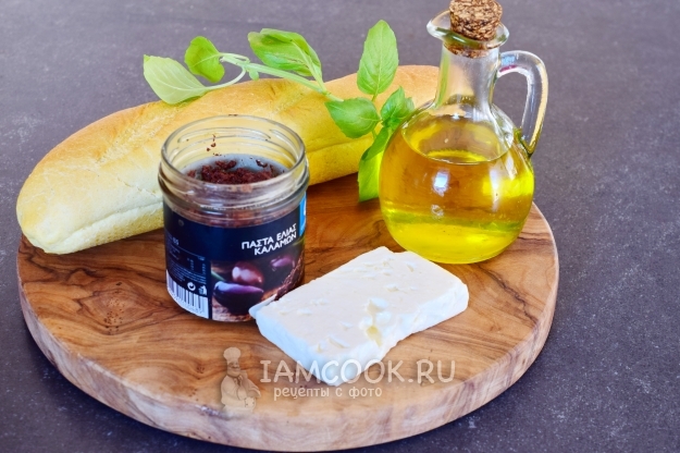 Ингредиенты для тостов с оливковой пастой и сыром фета
