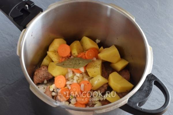 Тушеная картошка с мясом в мультиварке — вкусный пошаговый рецепт