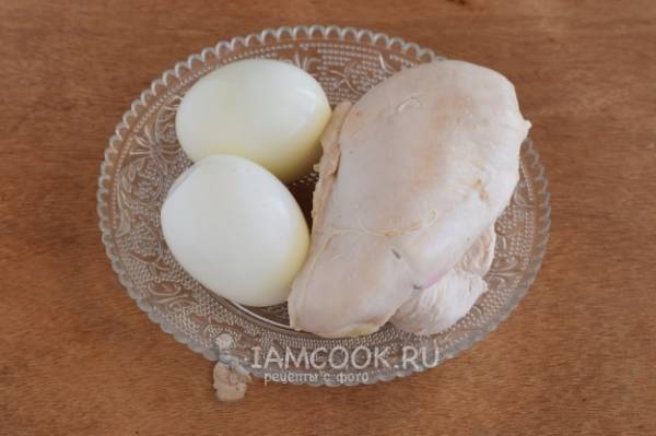 Салат «Дамский каприз» с курицей, черносливом и орехами