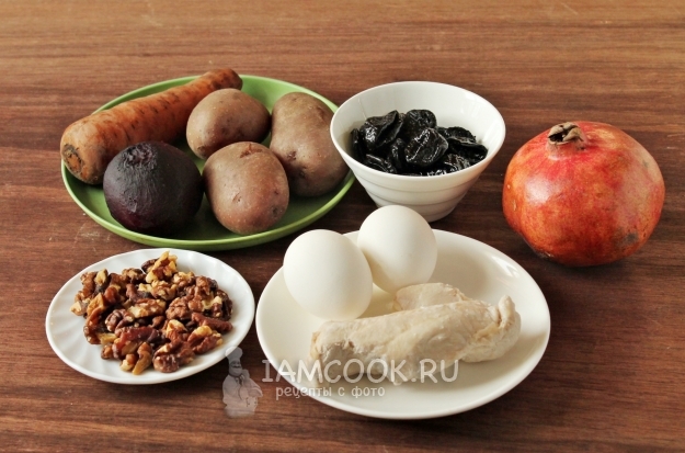 Ингредиенты для салата «Гранатовый браслет» с черносливом и орехами