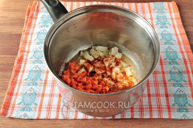 Положить на сковороду лук, морковь и специи