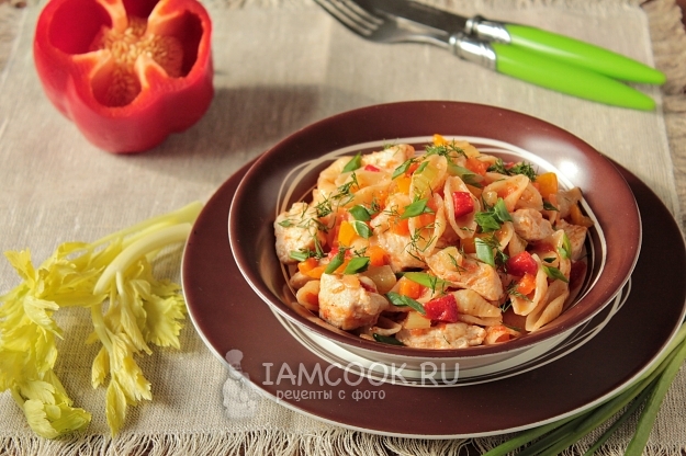 Рецепт макарон с курицей и овощами на сковороде