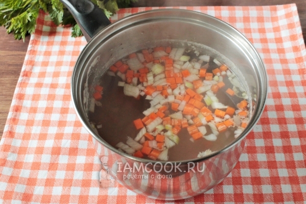 Положить лук и морковь в суп