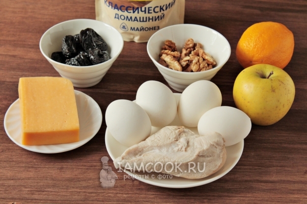 Ингредиенты для салата «Черепашка» с курицей, черносливом и грецкими орехами
