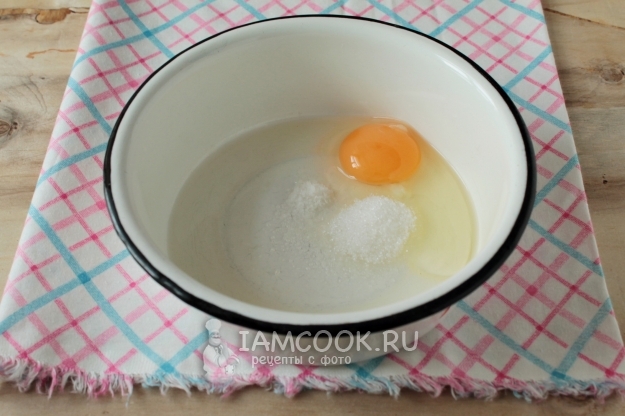 Соединить яйцо и сахар