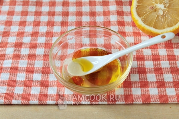 Соединить масло, мед и сок лимона