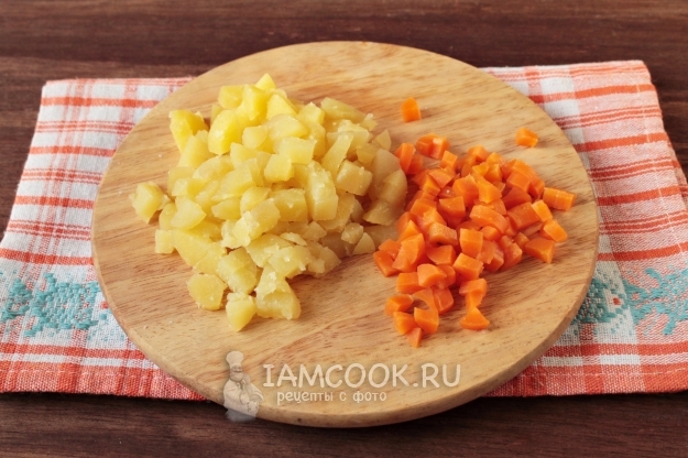 Порезать картофель и морковь