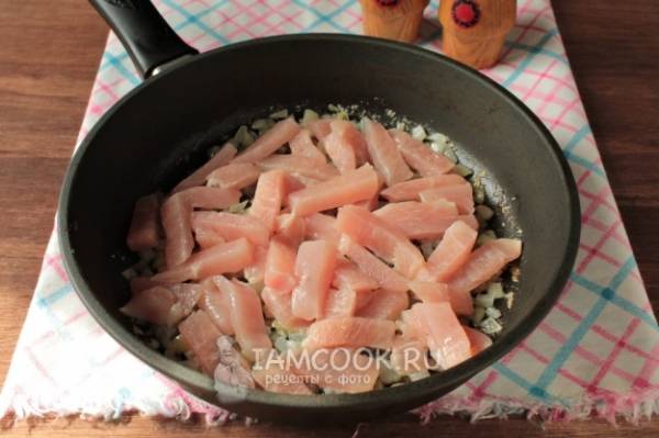 Куриные грудки с сыром и помидорами на сковороде