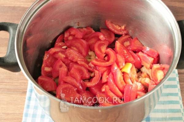 Положить овощи к мясу