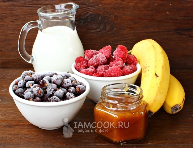Ингредиенты для малинового смузи с бананом и черной смородиной