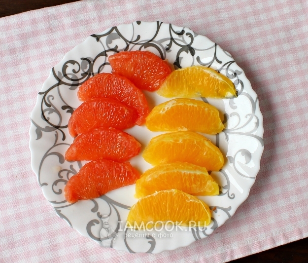 Почистить на дольки грейпфрут и апельсин