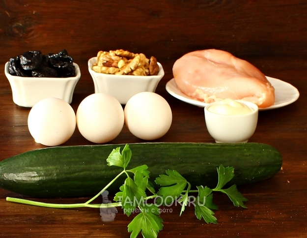 Ингредиенты для салата «Нежность» с курицей, черносливом и грецким орехом