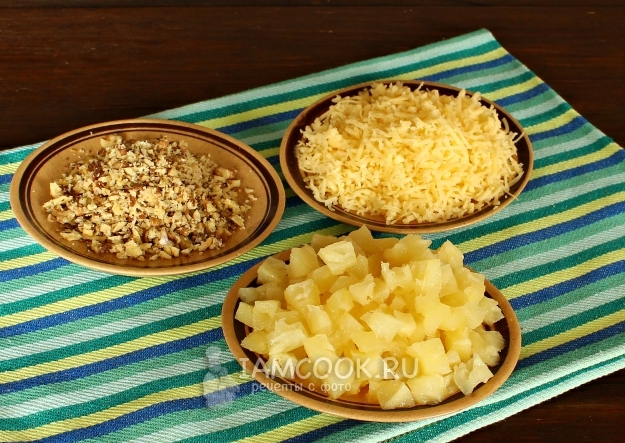 Подготовить сыр, орехи и ананасы