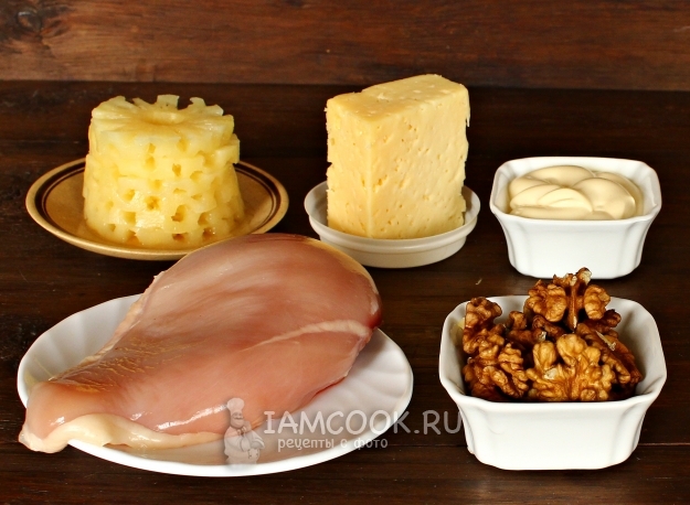 Ингредиенты для салата с курицей, ананасом, сыром и грецкими орехами слоями