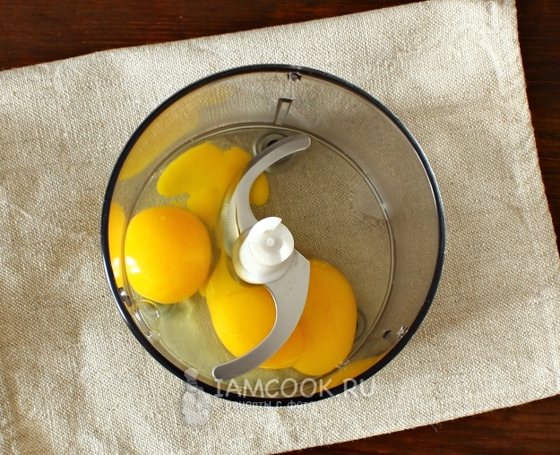 Положить яйца в блендер