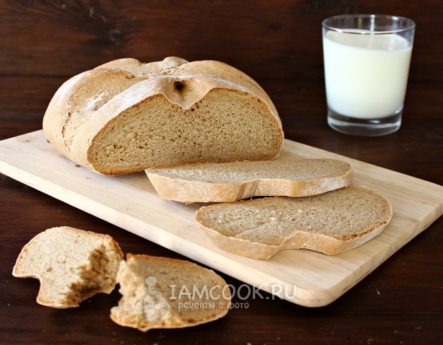 Готовый серый хлеб в духовке