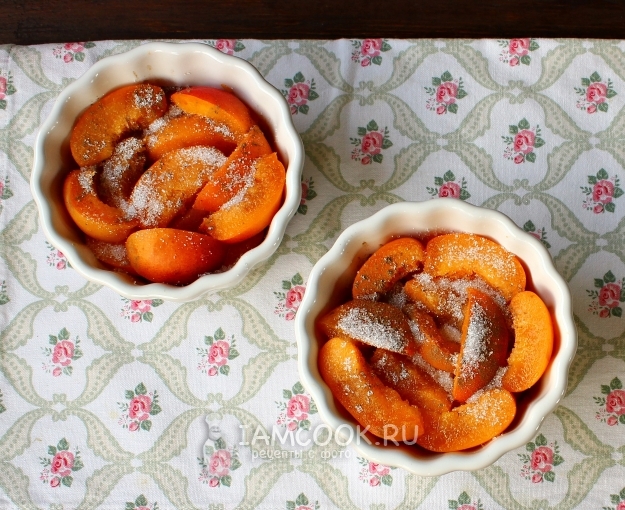 Посыпать абрикосы сахаром и корицей