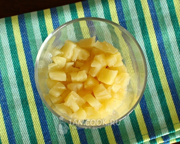 Положить слой ананаса