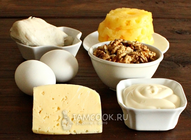 Ингредиенты для слоеного салата с ананасом, курицей, сыром и яйцами