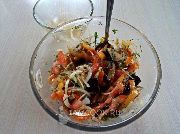 Рецепт баклажанового салата с овощами и острой заправкой