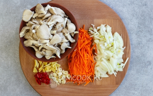Порезать грибы и овощи