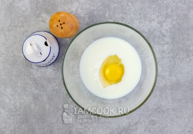 Соединить молоко, яйцо, йогурт и сахар